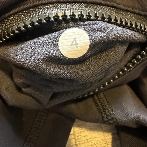 Lululemon Speed Crop with Ruching Zipper Pocket in Black Size 4 - Picture 5 of 5